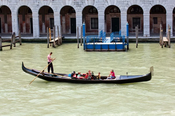 Gondoliere en Venecia — Foto de Stock