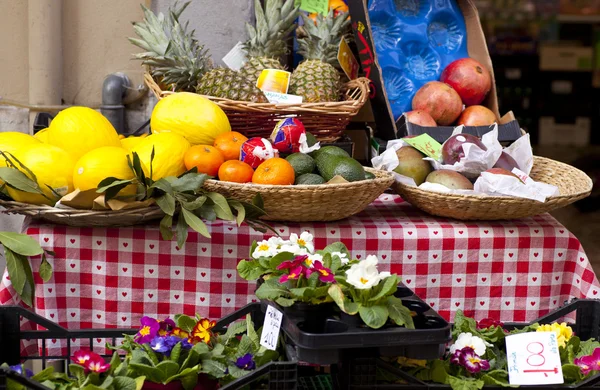 Früchte am Marktplatz — Stockfoto