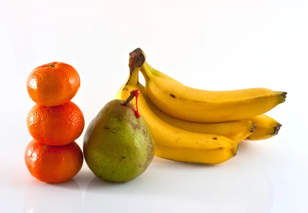 Gruszki, banany i mandarynki — Zdjęcie stockowe