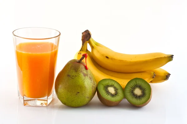 Orangensaft, Bananen, Birnen und Kiwi — Stockfoto