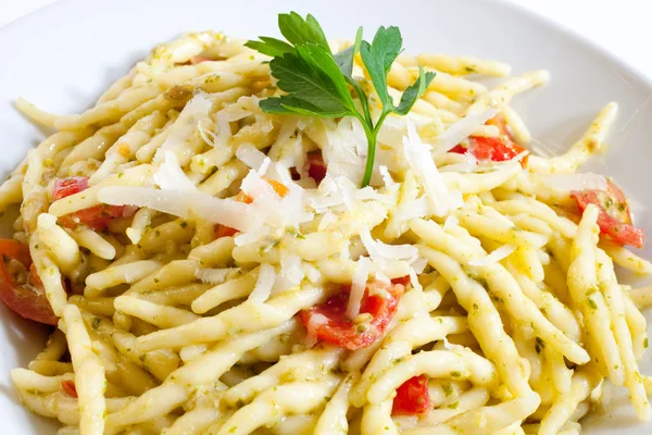 Trofie, Italiaanse huisgemaakte pasta met pesto en tomaten — Stockfoto
