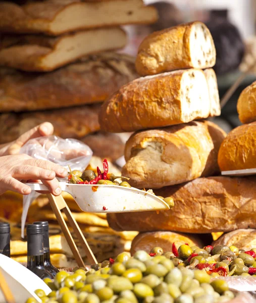Brot und Oliven — Stockfoto