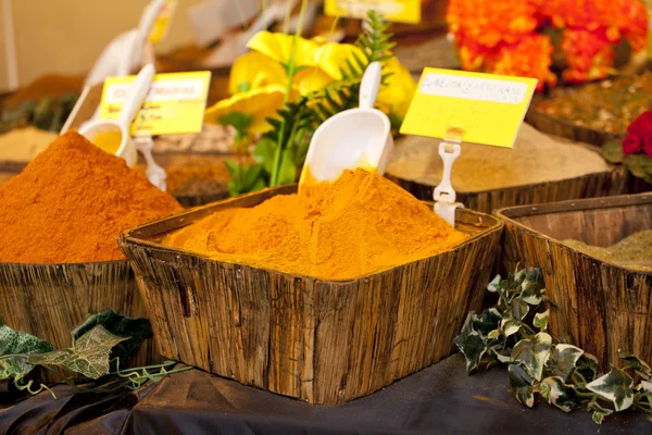 Sortimento de várias especiarias aromáticas usadas para refeições de tempero — Fotografia de Stock