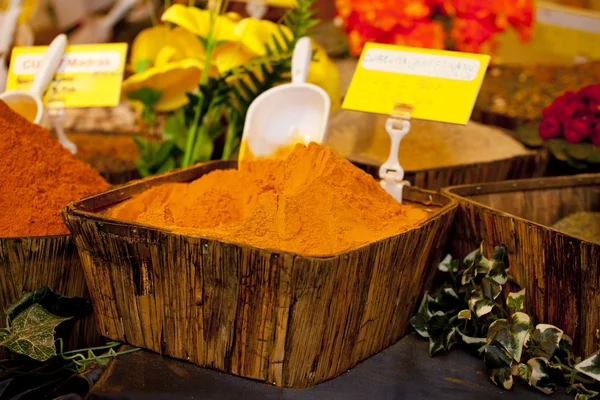Sortimento de várias especiarias aromáticas usadas para refeições de tempero — Fotografia de Stock