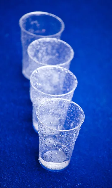 Acqua piovana su tazze di plastica — Foto Stock