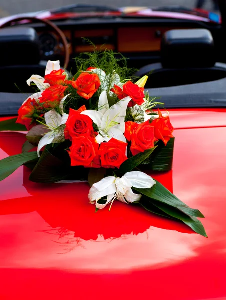 花束上一辆红色汽车 — 图库照片