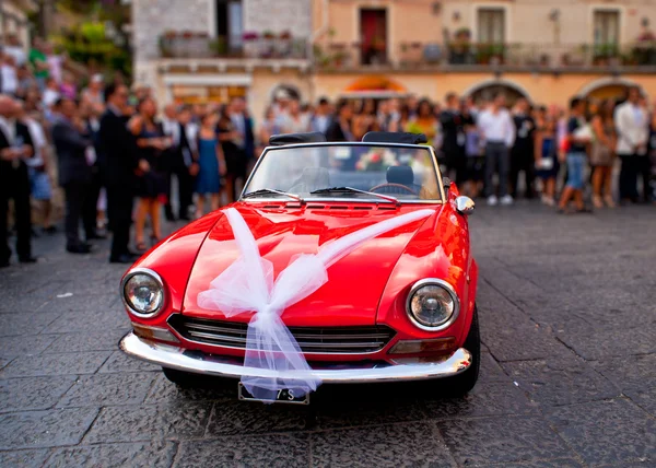 Bir düğün için dekore edilmiş araba — Stok fotoğraf