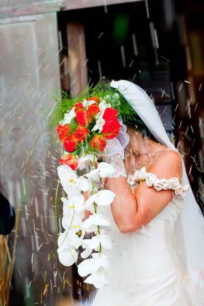 Noiva com buquê de flores — Fotografia de Stock