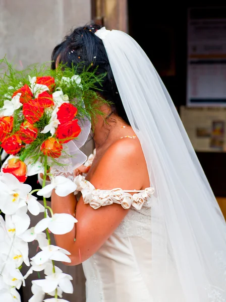 Mariée avec bouquet de fleurs — Photo