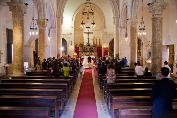 Casal se casar em uma igreja — Fotografia de Stock