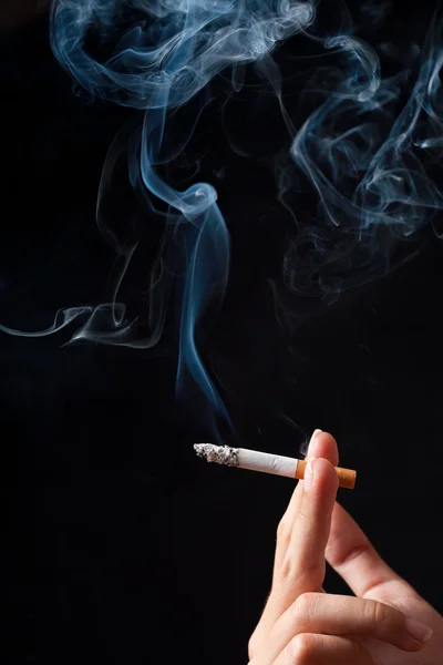 Mano con sigaretta fumatori — Foto Stock