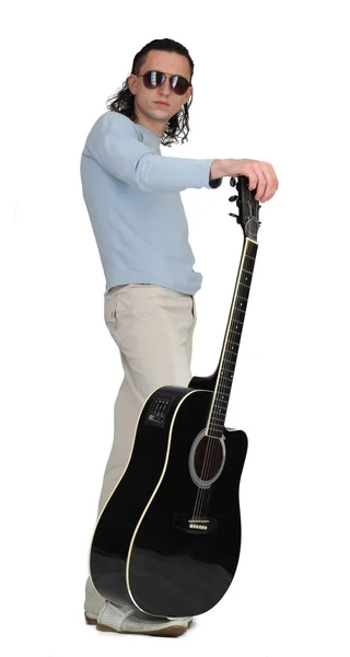 El músico con una guitarra —  Fotos de Stock