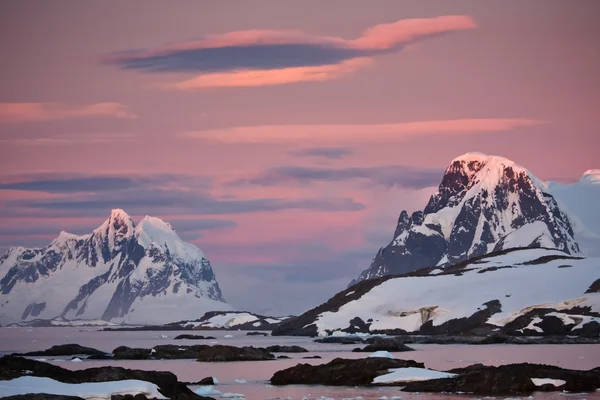 Montañas nevadas en la Antártida — Foto de Stock