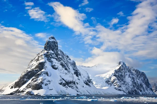 Snötäckta berg i Antarktis — Stockfoto