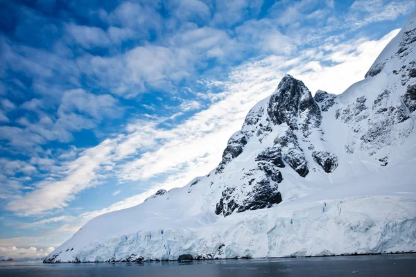 Besneeuwde bergen in Antarctica — Stockfoto
