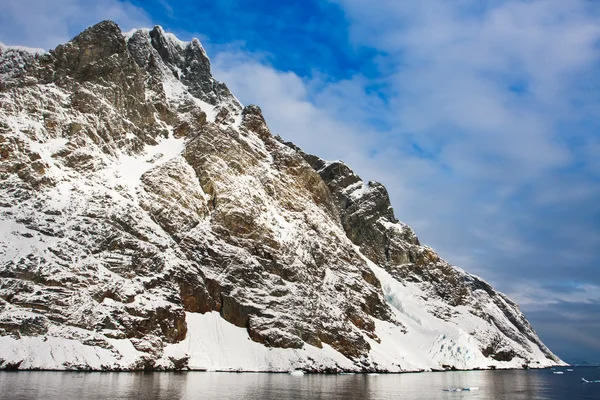 Засніжені гори в Антарктиді — стокове фото