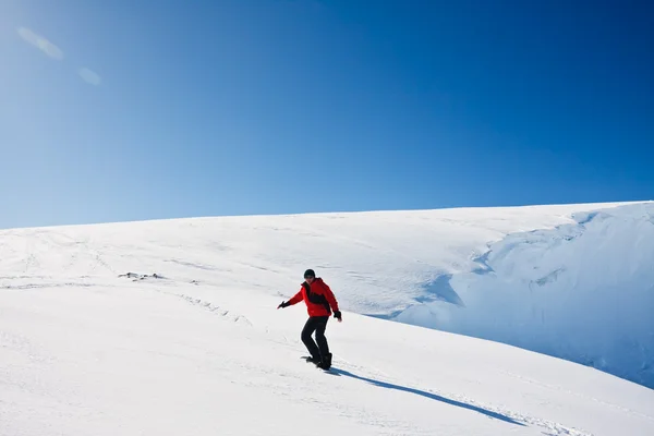 Чоловік рухається на сноуборді — стокове фото