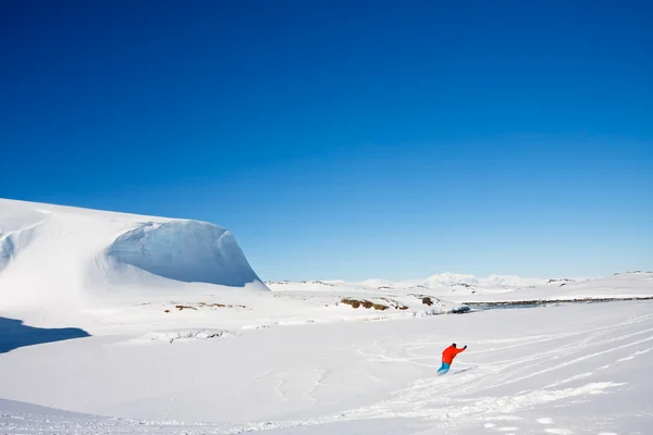Mann bewegt sich auf Skiern. — Stockfoto