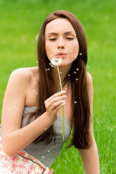Girl with dandelion — Stock Photo, Image