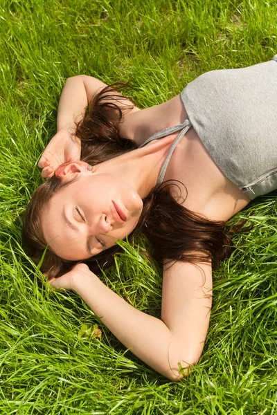 Schönes Mädchen auf Gras — Stockfoto