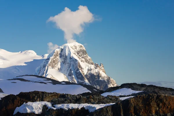 Snow-capped mountains — Stock Photo, Image