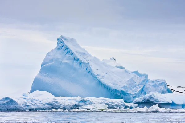 Enorme iceberg — Foto Stock