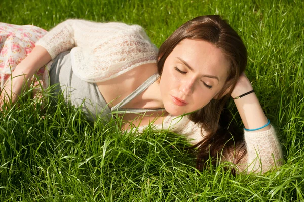 美丽的女孩在草地上 — 图库照片