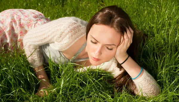 Piękne dziewczyny na trawie — Zdjęcie stockowe