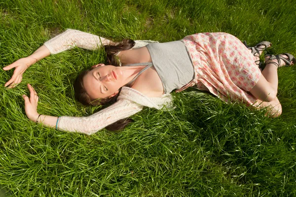 Красивая девушка на траве — стоковое фото