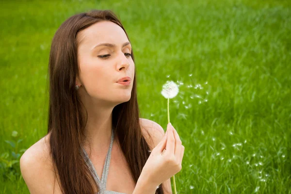 Meisje met paardebloem — Stockfoto