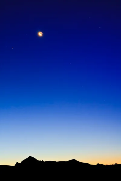 Lune sur le ciel bleu foncé — Photo