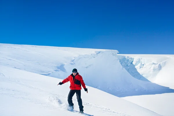 Muž se pohybuje na snowboardu — Stock fotografie