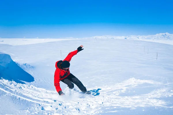 Человек движется на сноуборде — стоковое фото