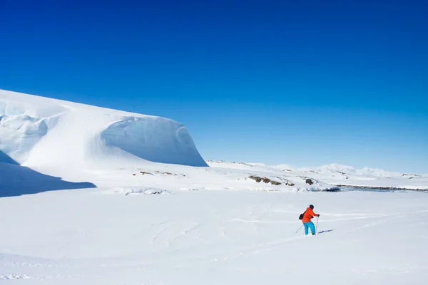 L'uomo si muove sugli sci . — Foto Stock