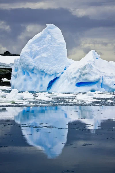 Антарктический айсберг — стоковое фото