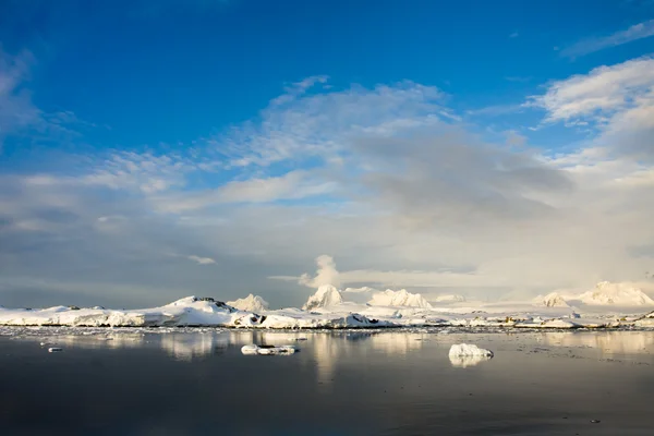 눈덮인 아름 다운 산 — 스톡 사진