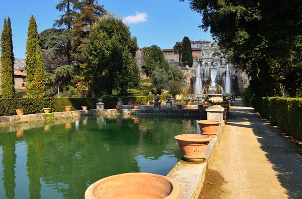 Tivoli, Italia. Giardino, piscina e fontana — Foto Stock