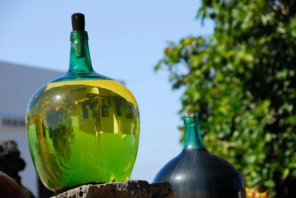 De stora flaskorna med druvvin — Stockfoto