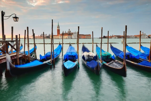 Venecia. Góndolas en el muelle — Foto de Stock