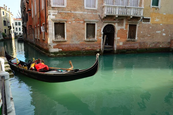 Venedig. Gondoler på kajen — Stockfoto