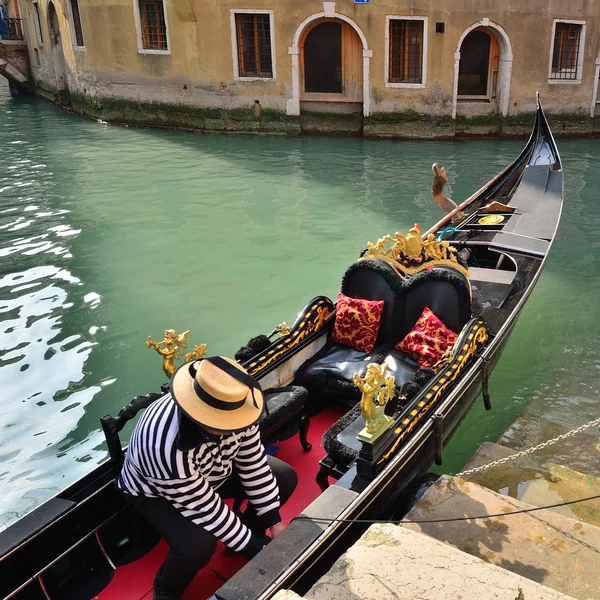 Venecia. Góndola en el muelle — Foto de Stock