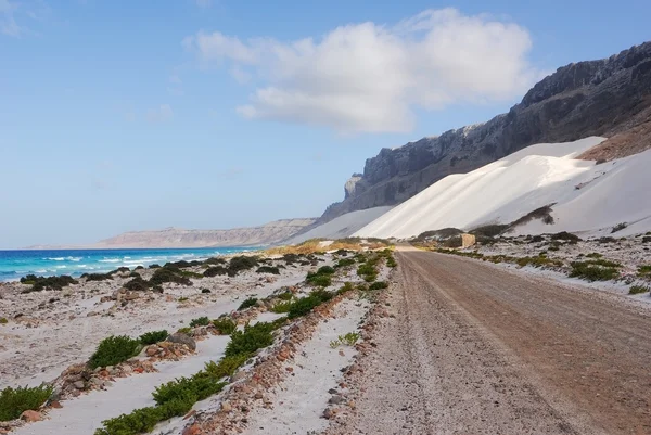 Hav, berg, vita sanddyner och road — Stockfoto