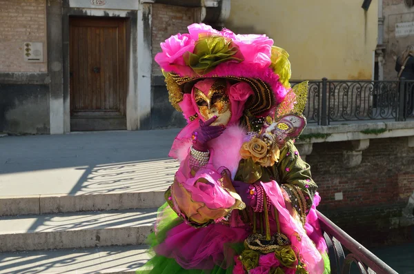 Una Persona Mascherata Non Identificata Costume Sul Ponte Attraverso Canale — Foto Stock