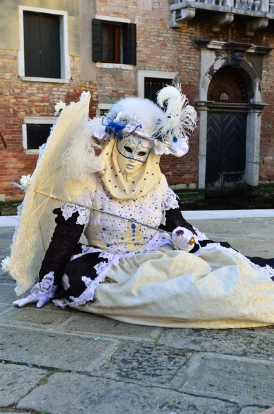 2011 日のカーニバル中にヴェネツィアの運河の近くに傘と衣装で 正体不明の仮面人 — ストック写真