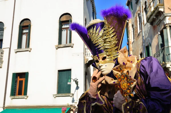 Persoană Mascată Neidentificată Costum Pod Prin Canalul Veneția Timpul Carnavalului — Fotografie, imagine de stoc
