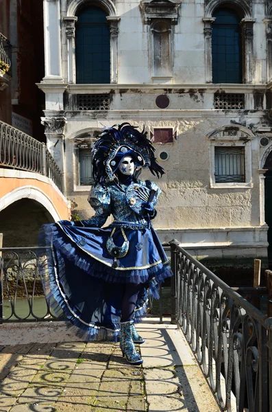 2011 日のカーニバル中にヴェネツィア運河を経た橋の近くの衣装で 正体不明の仮面人 — ストック写真