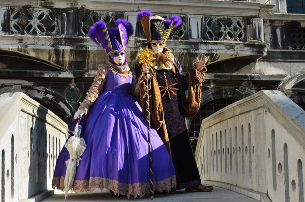 Duas Pessoas Mascaradas Não Identificadas Disfarçadas Ponte Através Canal Veneza — Fotografia de Stock