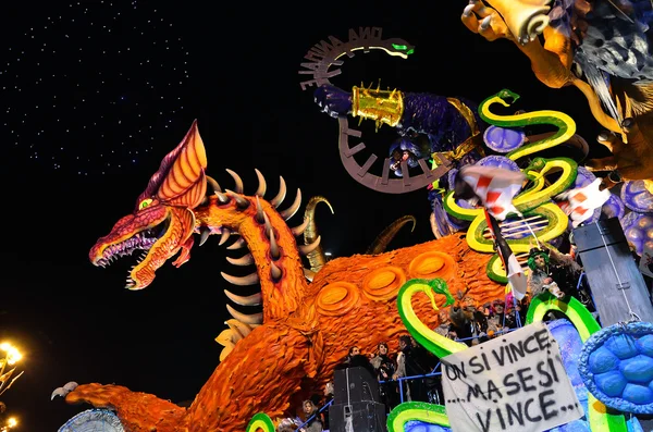 Carnavalul de noapte din Viareggio — Fotografie, imagine de stoc