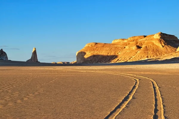 Sahara, de weg in de woestijn — Stockfoto