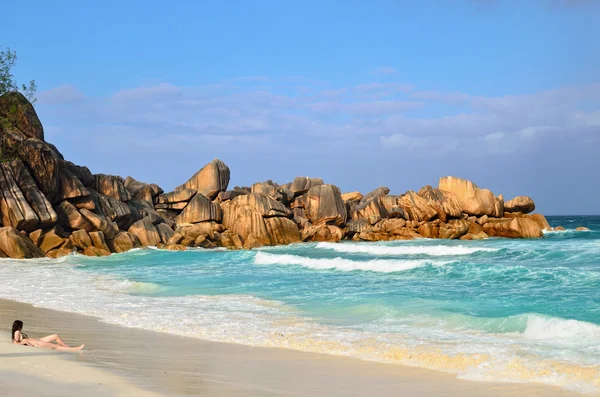 Playa tropical en la isla de Seychelles —  Fotos de Stock